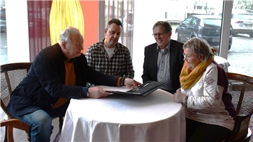 Eva Viehoff (Grüne, Co-Vorsitzende SPD-Grünen-Gruppe im Kreistag) und Kollege Claus Johannßen (SPD, 2. von rechts) erläuterten mit dem SPD-Vorsitzenden im Cuxland, Oliver Lottke, und dem stellvertretenden Vorsitzenden der SPD-Kreistagsfraktion, Gunnar Wegener (links) die Themen der Klaussurtagung. 