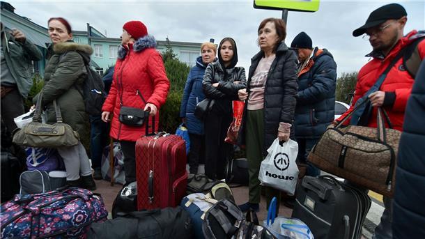 Verbliebene im besetzten Cherson sollen Ukrainer abwehren Evakuierte Personen aus Cherson stehen nach ihrer Ankunft am Bahnhof von Dschankoj auf der Krim.