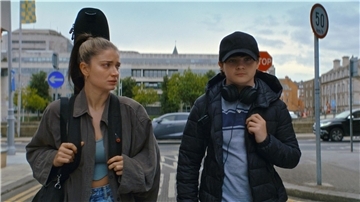 Streaming-Tipps - Komödien und Kultschnüffler Eve Hewson als Flora und Oren Kinlan als Max in einer Szene aus „Flora and Son“.