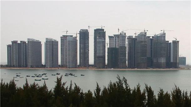 Krise auf Chinas Immobilienmarkt weitet sich aus Evergrande-Gebäude auf der künstlichen Insel Haihua im chinesischen Danzhou.