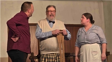 Ewald Brummer (Mitte, Jörg Wiggers) hat auf seinem Balkon eine Strumpfhose gefunden. Sein Neffe Markus (Ralf Thienken) und Nachbarin Hanne Knoop (Lena Wiggers) wundern sich
