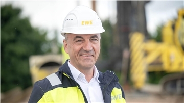 EWE-Chef Stefan Dohler kritisiert, dass EU-Vorgaben die Wasserstoffproduktion unnötig teuer machen. 