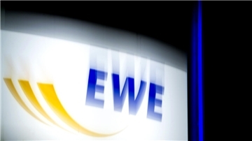 Ein Logo des Energieversorgers EWE leuchtet.