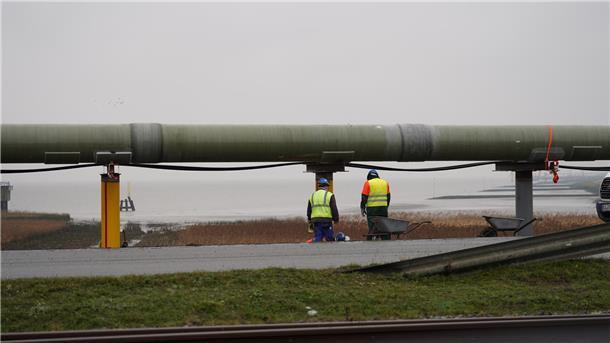 Gas-Pipelines für den geplanten LNG Flüssiggas-Schwimmterminal sind im Hafen zu sehen. 