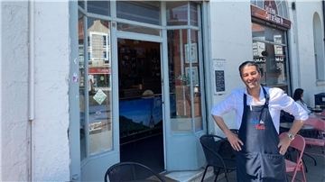 Ex-Bürgermeister Anton Dani steht vor seinem Café und hält den Brexit noch immer für eine gute Idee.