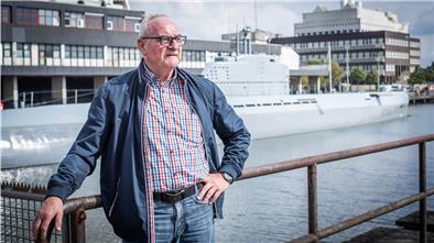 Ex-Marine-Soldat Hans Dohmen war Ende der 1960er Jahre auf dem Unterseeboot "Wilhelm Bauer" stationiert. Bei einem Urlaubsbesuch in Bremerhaven, besichtigt er seine alte Wirkungsstätte.
