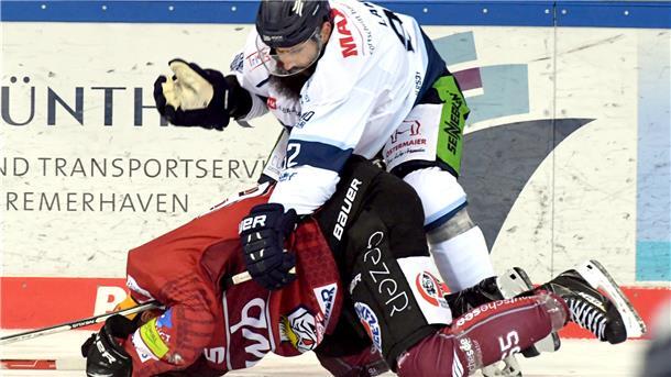 Ex Pinguins-Publikumsliebling Cody Lampl (oben), der jetzt bei Straubing spielt, brachte mit vielen aggressiven Aktionen – wie hier gegen Christian Wejse – die Fans gegen sich auf.