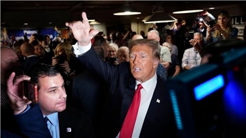 Ex-Präsident Donald Trump begrüßt vor einer Rede im US-Bundesstaat Iowa seine Anhänger.
