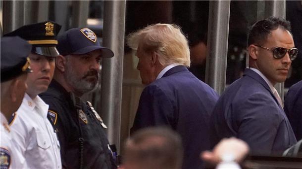 Ex-Präsident vor Gericht - Anklage in 34 Punkten gegen Trump Ex-Präsident Donald Trump trifft bei der Staatsanwaltschaft von Manhattan ein.