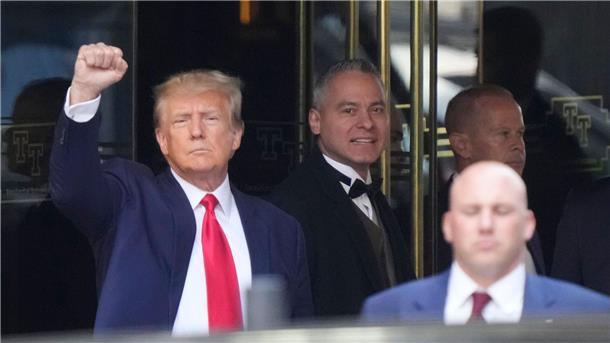 Ex-Präsident vor Gericht - Anklage in 34 Punkten gegen Trump Ex-Präsident Donald Trump verlässt posierend den Trump Tower in New York.