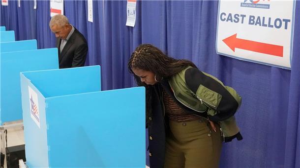 Obamas haben bereits in den US-Zwischenwahlen abgestimmt Ex-US-Präsident Barack Obama und die ehemalige First Lady Michelle Obama geben in Chicago ihre Stimmen für die Zwischenwahlen ab.