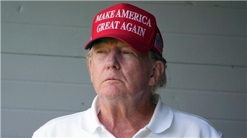 Ex-US-Präsident Donald Trump auf dem Gelände des Trump National Golf Club in Virginia.