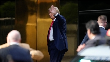 Ex-US-Präsident Donald Trump kommt vor der Anklageverlesung am Trump Tower in New York an.