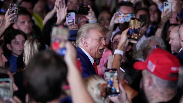 Ex-US-Präsident Donald Trump kommt zu einer Ansprache in seinem Anwesen Mar-a-Lago, Stunden nach seiner Anklageerhebung in New York.