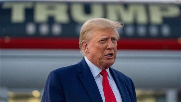 Ex-US-Präsident Donald Trump spricht auf dem Flughafen von Atlanta mit Reportern.