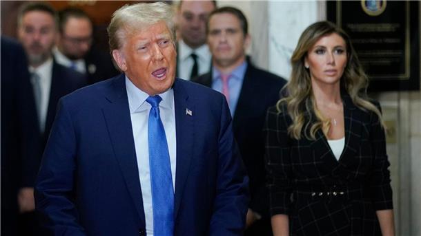 Ex US-Präsident Donald Trump spricht außerhalb des Gerichtssaals.
