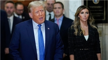 Ex US-Präsident Donald Trump spricht außerhalb des Gerichtssaals.