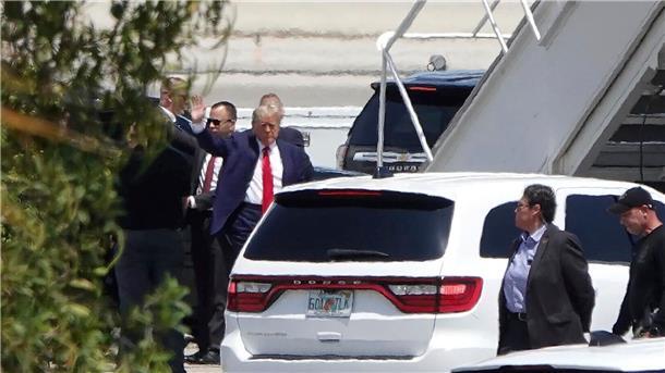 Alle Augen auf New York: Trump vor Gericht erwartet Ex-US-Präsident Donald Trump steigt am Palm Beach International Airport vom Auto in sein Flugzeug.