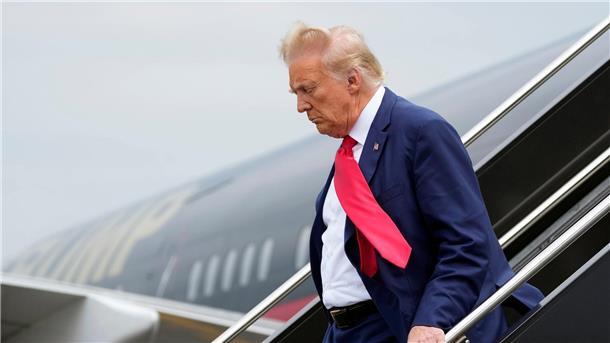 Amerikas Trauma, Trumps Rückkehr: Ex-Präsident vor Gericht Ex-US-Präsident Donald Trump wird eine Verschwörung gegen den Staat vorgeworfen.