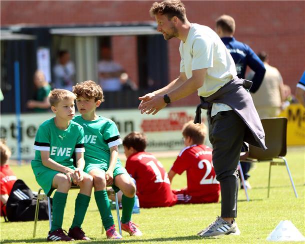 Ex-Werder Profi Philipp Bargfrede gibt seinem Sohn Elias (mi.) letzte Anweisungen.