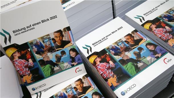 Exemplare der neuen OECD-Studie „Bildung auf einen Blick“ liegen vor Beginn der Bundespressekonferenz zur Vorstellung bereit.
