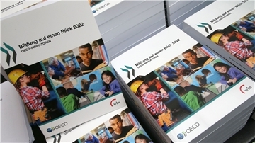 Exemplare der neuen OECD-Studie „Bildung auf einen Blick“ liegen vor Beginn der Bundespressekonferenz zur Vorstellung bereit.