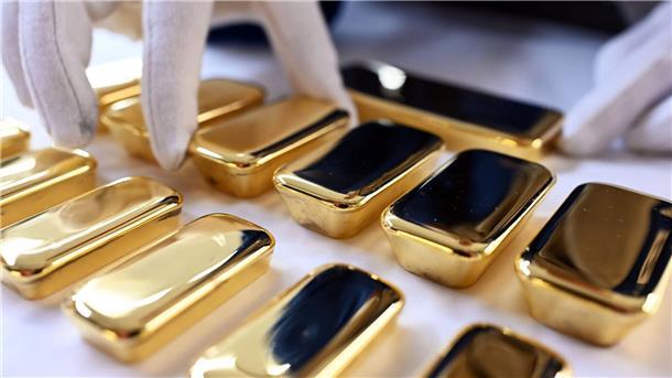 Warum Gold begehrt und teuer bleibt Experten zeigen sich zuversichtlich, dass sich der Preis für das Edelmetall auf dem Rekordniveau über der Marke von 2000 Dollar je Feinunze halten kann.
