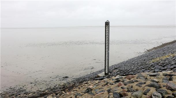 Schwere Sturmflut setzt der Ostsee-Küste zu - Eine Tote Extrem niedrig ist der Wasserstand an der Mole am Fähranleger in Dagebüll im Westen Schleswig-Holsteins.