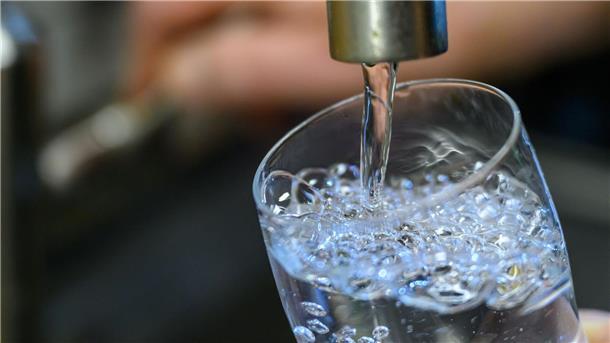 Hitze: Kommunale Versorger rechnen mit mehr Wasserengpässen Extremhitze und Trockenheit: Künftig mehr Engpässe bei der Wasserversorgung in Deutschland erwartet. (Archivbild)