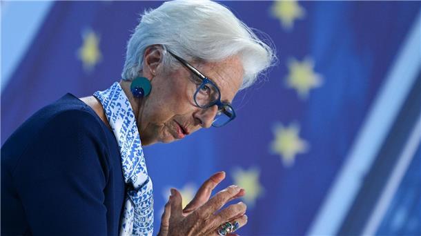 EZB-Präsidentin Christine Lagarde stellt die neueste Konjunkturprognose der Notenbank vor. (Archivbild)