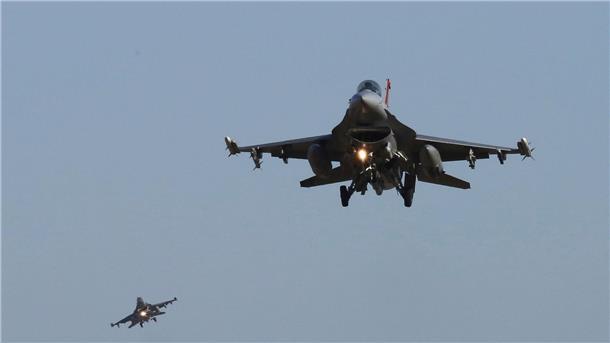 Polen bereit für F-16-Ausbildung ukrainischer Piloten F-16-Kampfjets der US-Luftwaffe bei einer Luftwaffenübung in Südkorea.