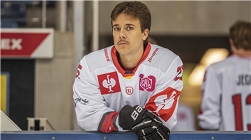 Ein Eishockeyspieler steht an der Bande und stützt sich auf. Fabian Herrmann von den Fischtown Pinguins aus Bremerhaven.