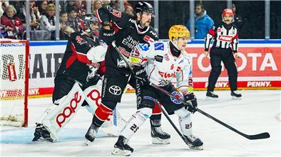 Eishockeyspieler im Zweikampf