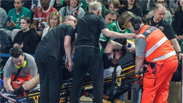 Fabian Wiede wird schmerzverrt auf einer Trage aus der Halle gebracht