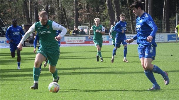 Heeslinger SC schickt Eintracht Celle mit 6:2 nach Hause Fabio Parduhn (am Ball) blieb gegen Celle ein eigener Treffer verwehrt, aber er war an der Entstehung der meisten Tore beteiligt.