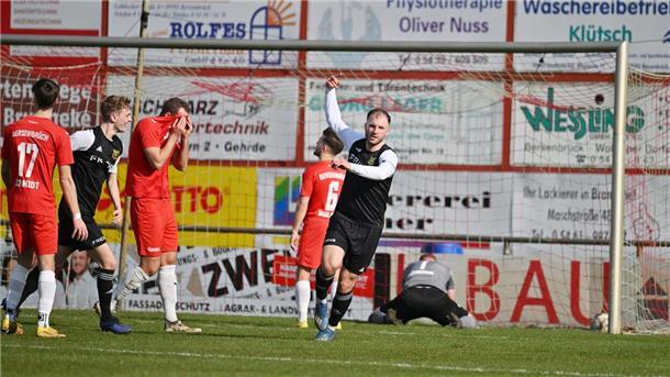 Fabio Parduhn dreht jubelnd ab - der Winter-Neuzugang hat gerade das wichtige 2:0 für Heeslingen erzielt. 