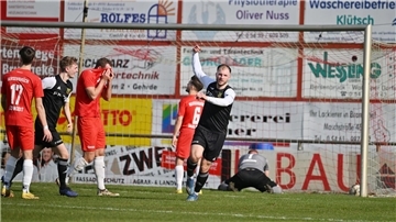 Fabio Parduhn dreht jubelnd ab - der Winter-Neuzugang hat gerade das wichtige 2:0 für Heeslingen erzielt. 