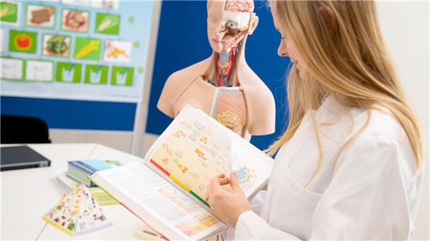 Fachkräfte im medizinischen Bereich werden dringend benötigt. Helios will sein Engagement für die Ausbildung erheblich ausweiten.