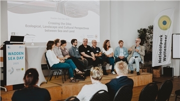 Fachleute diskutierten beim Wattenmeertage 2025 in Wilhelmshaven über die Wechselbeziehungen zwischen dem Wattenmeer und dem Land hinter den Deichen.