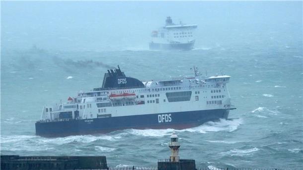 Fähren laufen im Hafen von Dover ein und aus, während der Sturm „Babet“ über das Vereinigte Königreich hinwegfegt.