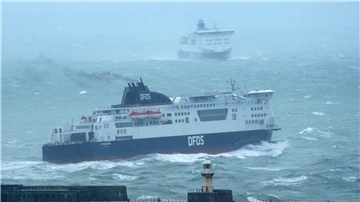 Fähren laufen im Hafen von Dover ein und aus, während der Sturm „Babet“ über das Vereinigte Königreich hinwegfegt.