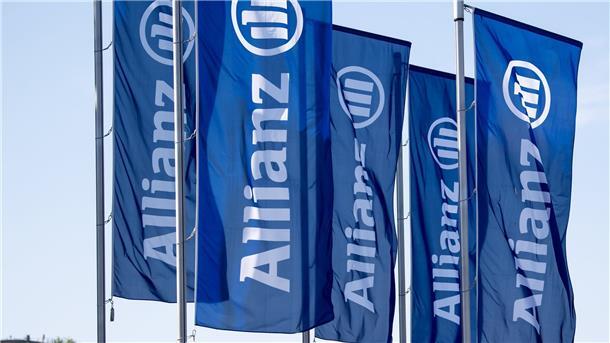 Allianz erhöht Verzinsung von Lebensversicherungen Fahnen des Versicherungskonzerns Allianz wehen im Wind.