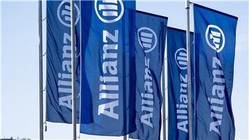 Fahnen des Versicherungskonzerns Allianz wehen im Wind.
