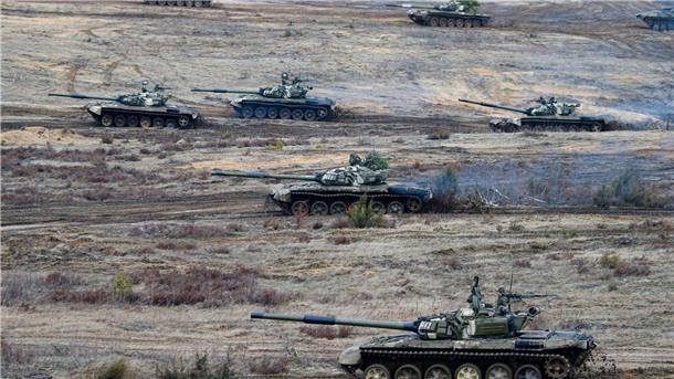 Fahrende Panzer während der Militärübungen „Union Courage-2022“ zwischen Russland und Belarus auf einem Feld des Truppenübungsplatzes Obuz-Lesnovski.