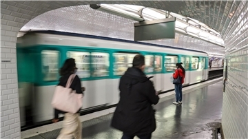 Fahrgäste benutzen eine Pariser Metro - kürzlich ist eine Frau an der Tür einer U-Bahn hängengeblieben und gestorben.