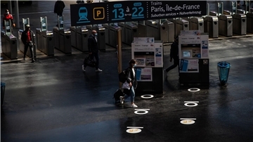 Fahrgäste gehen durch die Halle des Pariser Bahnhofs „Gare du Nord“.