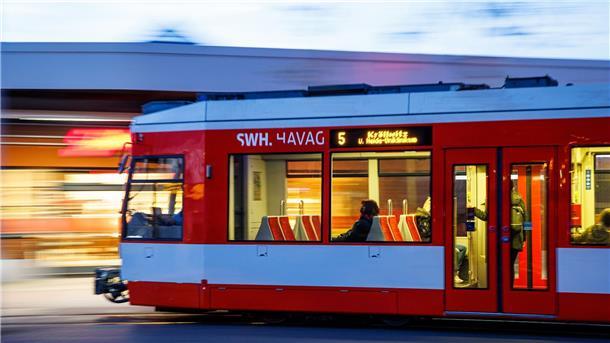 Verkehrsunternehmen: Für 49-Euro-Ticket braucht es mehr Geld Fahrgäste sitzen im morgendlichen Berufsverkehr in einer Straßenbahn in Halle.