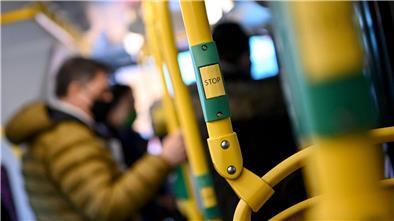 Fahrgäste stehen in einem Bus.
