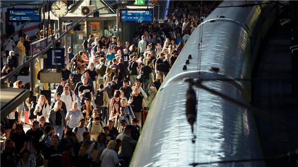 Fahrgäste steigen an einem Fernverkehrsbahnsteig auf dem Hamburger Hauptbahnhof in einen Zug nach Köln ein.