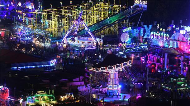 Bilder des Tages Fahrgeschäfte leuchten auf dem Oktoberfest.